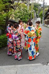 19-Young girls in Geisha dress